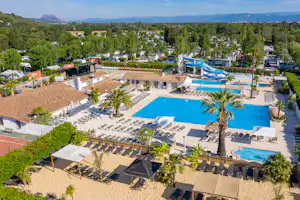 Camping Sandaya Riviera d'Azur - Campingplatz Luftaufnahme bit Blick auf den Pool