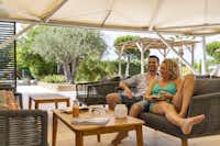 Camping Sandaya Riviera d'Azur - Gäste, die sich auf der Terrasse entspannen