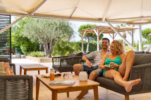 Camping Sandaya Riviera d'Azur - Gäste, die sich auf der Terrasse entspannen