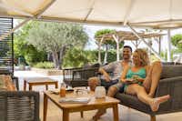 Camping Sandaya Riviera d'Azur - Gäste, die sich auf der Terrasse entspannen