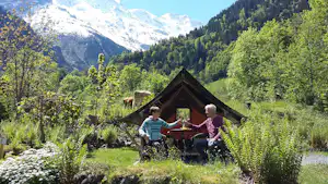 Camping Rütti - Gäste vor ihrem Safarizelt in der grünen Natur