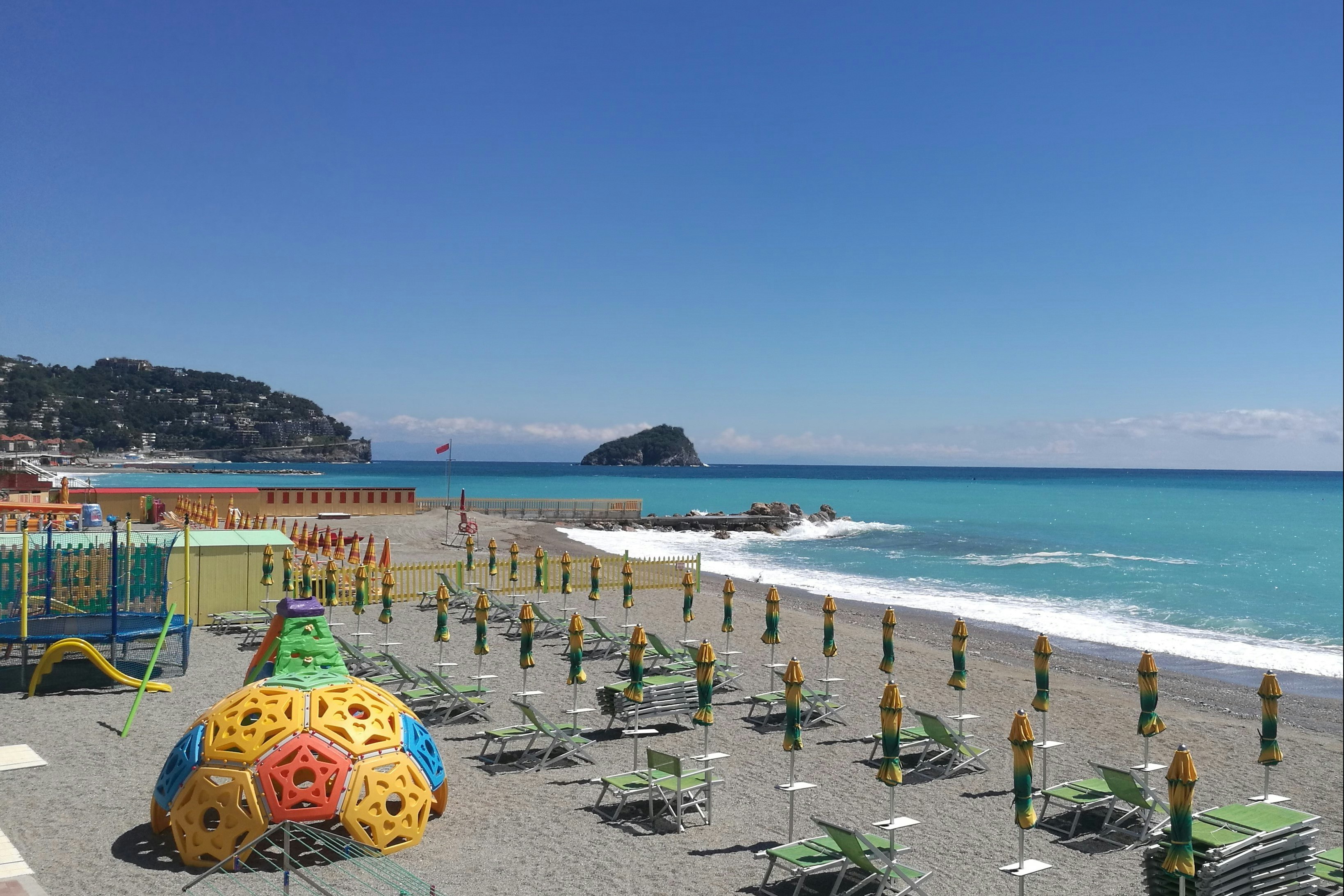 Camping Rustia - Badestrand mit Liegestühlen und Sonnenschirmen auf dem Campingplatz