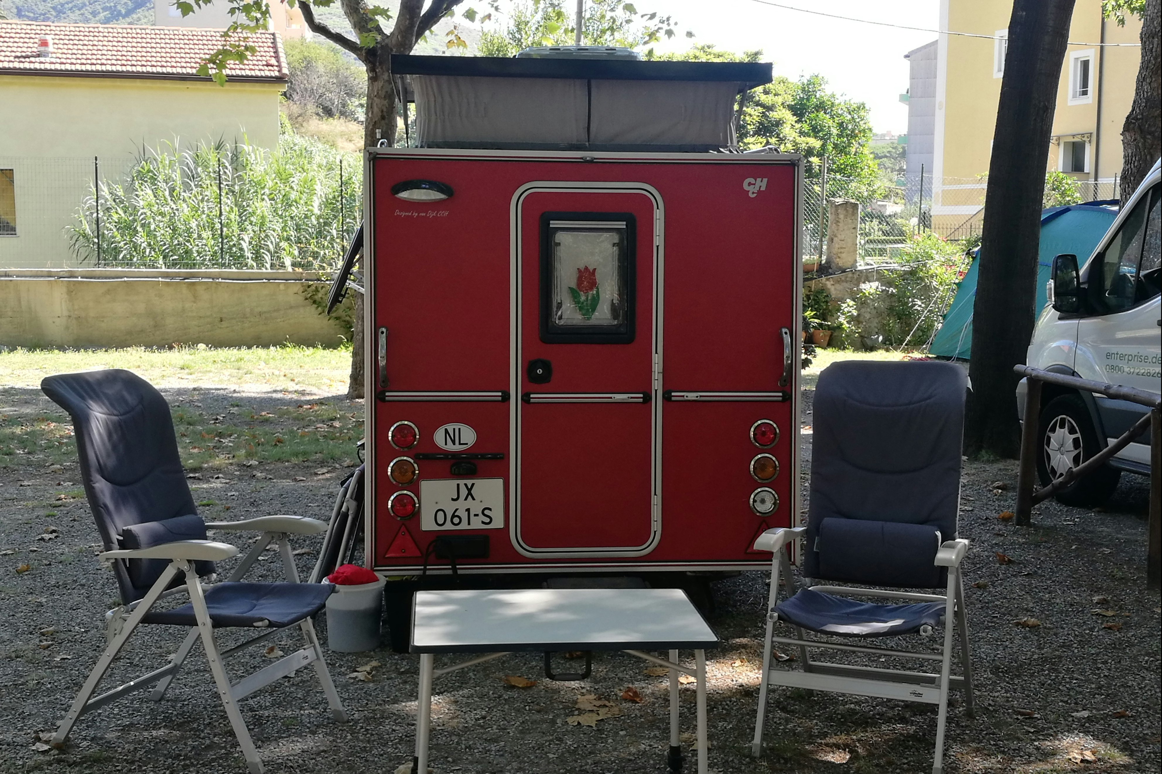 Camping Rustia - Stellplätze im Halbschatten auf dem Campingplatz