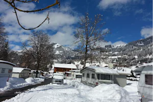 Camping Saanen Beim Kappeli - Wohnwagenstellplatz vom Campingplatz im Winter