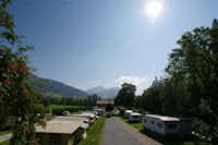 Camping Saanen Beim Kappeli - Wohnmobilstellplatz vom Campingplatz mit Blick auf Berge