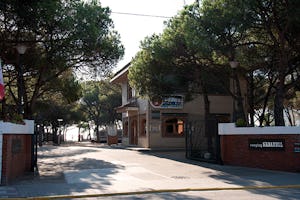 Camping S'Abanell - Eingangsschild am Tor des Campingplatzes