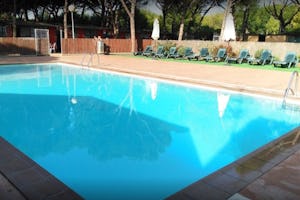 Camping S'Abanell - Pool im Grünen auf dem Campingplatz