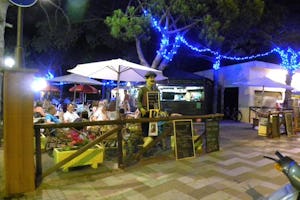 Camping S'Abanell - Restaurant Terrasse bei Nacht