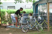 Camping Sabbiadoro - Stellplatz mit Fahrrädern und Gästen