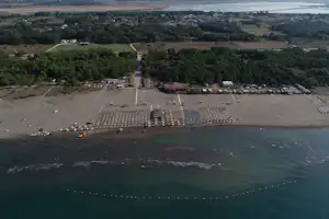 Camping Safari Beach - Campingplatz und Strand am Mittelmeer aus der Vogelperspektive
