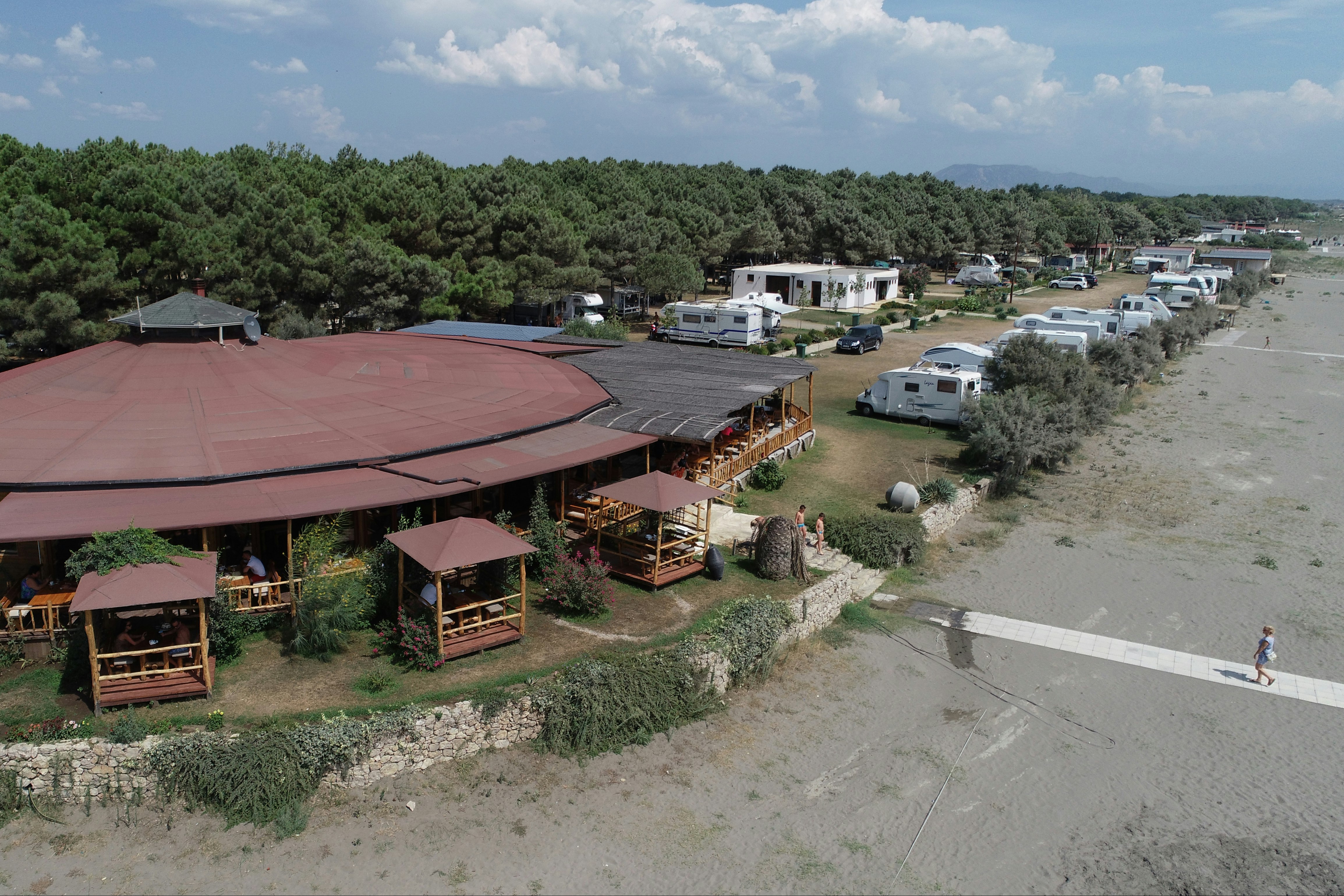 Camping Safari Beach  -  Restaurant vom Campingplatz mit Terrasse am Strand
