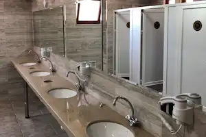 Camping Safari Beach - Sanitärbereich vom Campingplatz mit Waschbecken, Spiegeln und Toiletten