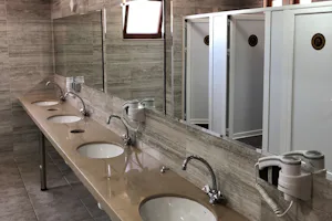 Camping Safari Beach - Sanitärbereich vom Campingplatz mit Waschbecken, Spiegeln und Toiletten