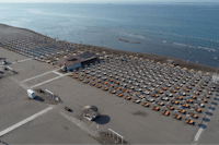 Camping Safari Beach  - Luftaufnahme vom Strand am Campingplatz mit Liegestühlen und Sonnenschirmen