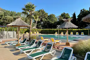 Camping Sagone - Freibad mit Liegestühlen und Sonnenschirmen