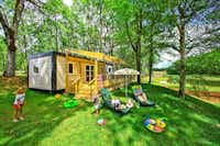 Camping Saint Avit Loisirs  -  Camper auf Liegestühlen am  Mobilheim vom Campingplatz auf grüner Wiese