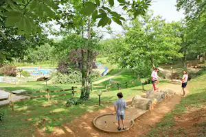 Camping Saint Avit Loisirs - Camper beim Minigolf auf dem Campingplatz im Grünen