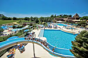 Camping Saint Avit Loisirs - Pool vom Campingplatz mit Wasserrutsche und Sonnenschirmen und Liegestühlen