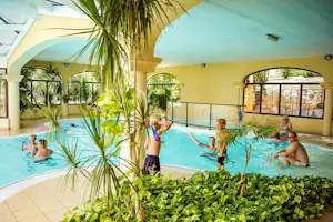 Camping Saint Avit Loisirs Wohnmobil - Camper im Indoor Pool vom Campingplatz