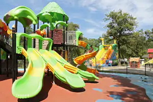 Camping Saint-Disdille - Kinderspielplatz mit Kletterburg und Rutschen