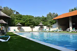 Camping Saint Gabriel - Campingplatz mit Pool, Liegestühlen und Sonnenschirmen