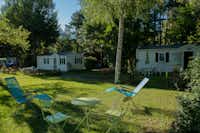 Camping Saint-James Les Pins - Mietunterkünfte mit kleinem Garten im Schatten
