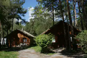 Camping Saint-James Les Pins - Mietunterkünfte umgeben von Bäumen getrennt durch Hecke