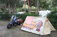 Camping Saint-James Les Pins - Zelt mit Motorad abgegrenzt durch Hecken