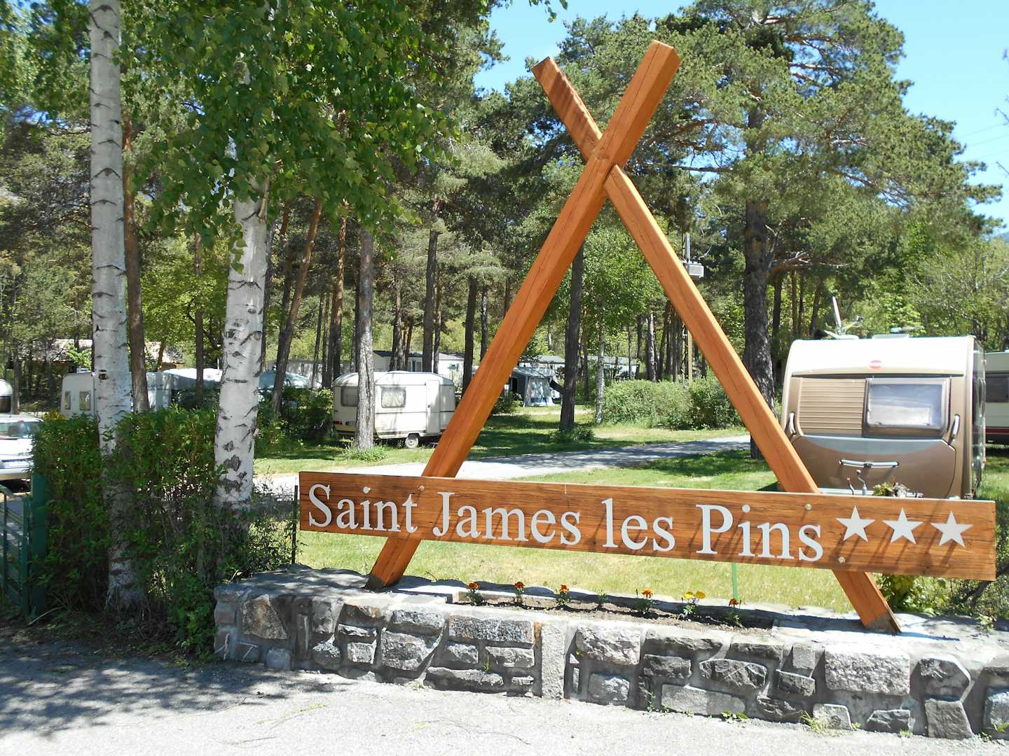 Camping Saint-James Les Pins - Eingang zum Campingplatz neben den Wohnwagenplätze