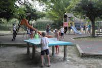 Camping Saint Jean  -  Spielplatz vom Campingplatz mit Tischtennis und Rutschen 