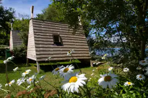 Camping Saint Jean - Hütten im Grünen auf dem Campingplatz