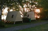 Camping Saint Jean - Kleine Hütten für Gäste vom Campingplatz im Sonnenuntergang