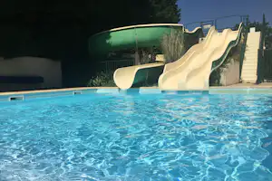 Camping Saint Jean - Wasserrutsche im Poolbereich auf dem Campingplatz