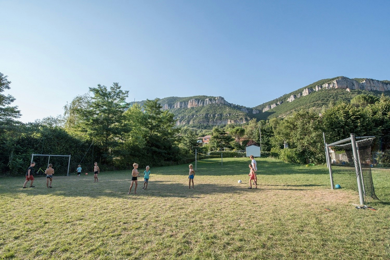 Camping Saint Lambert - Rasenfußball auf dem Campingplatz