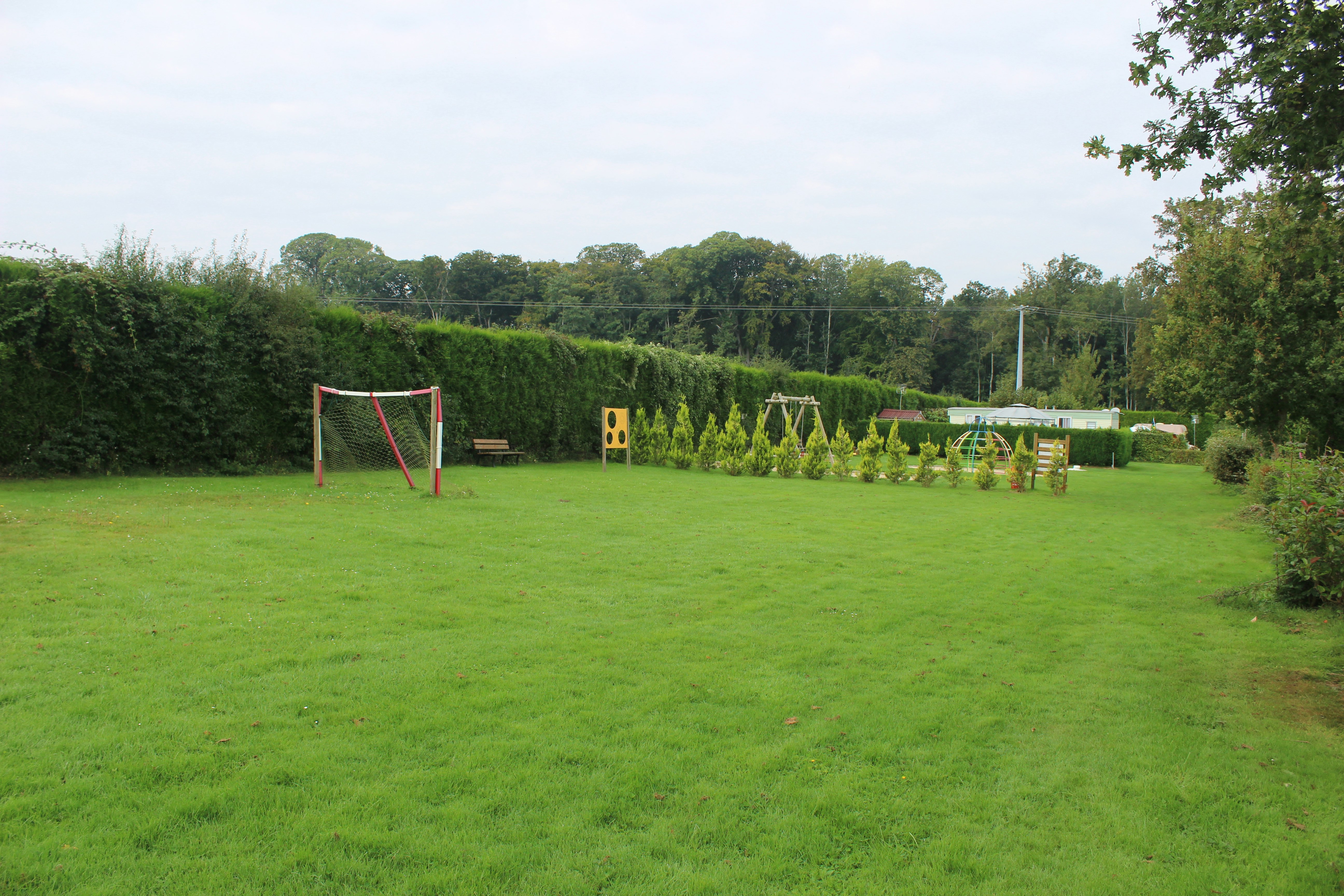 Camping Saint Louis - Fußball und Spielplatzwiese