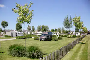 Camping SEASONOVA Saint-Michel Camping Saint-Michel - Blick auf die Stellplätze im Grünen