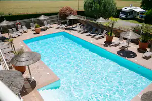 Camping SEASONOVA Saint-Michel Camping Saint-Michel - Luftaufnahme des Pools mit Liegestühlen und Sonnenschirmen