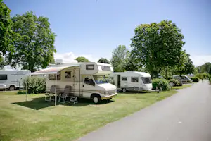Camping Saint-Michel - Sonniger Wohnwagenstellplatz auf grüner Wiese auf dem Campingplatz