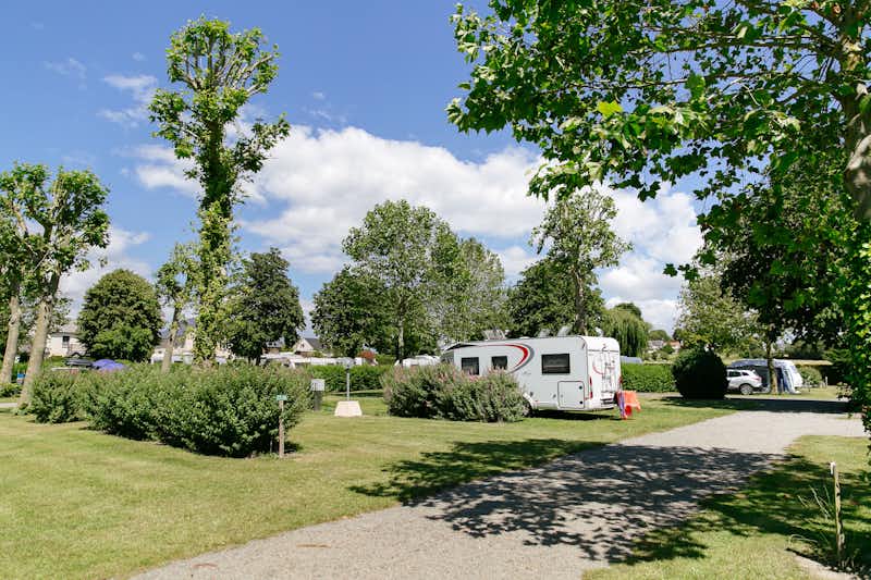 Camping Saint-Michel - Wohnwagenstellplätze zwischen den Bäumen auf dem Campingplatz