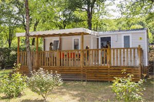 Camping Saint Pierre de Rousieux - Mobilheim mit Veranda auf dem Campingplatz