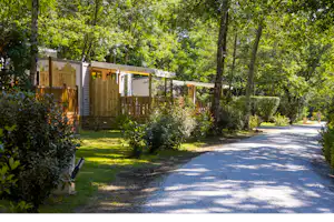 Camping Saint Pierre de Rousieux - Mobilheime mit Veranda auf dem Campingplatz