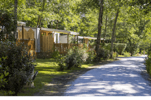 Camping Saint Pierre de Rousieux - Mobilheime mit Veranda auf dem Campingplatz