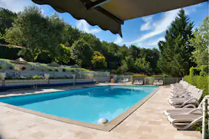 Camping Saint Pierre de Rousieux - Pool mit Liegestühlen und Sonnenschirmen auf dem Campingplatz