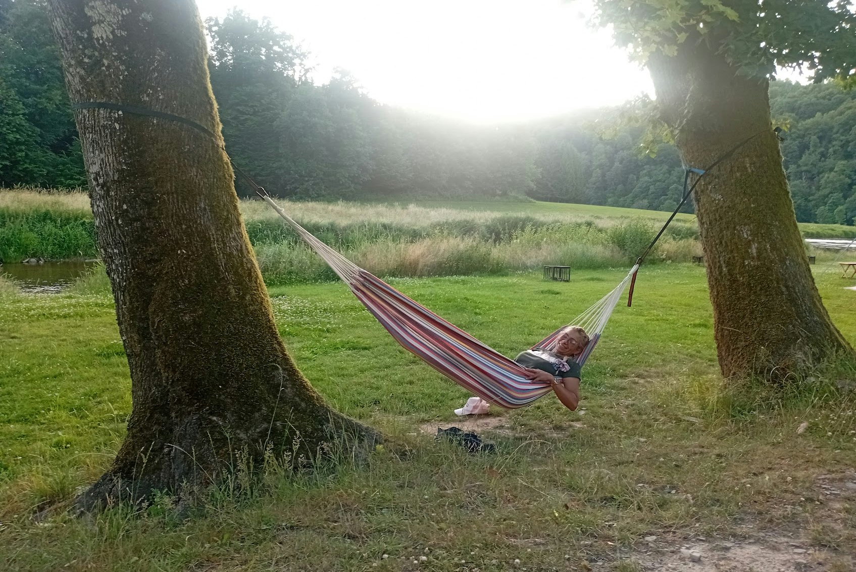 Camping Saint Remacle - Camperin entspannt in einer Hängematte auf dem Campingplatz