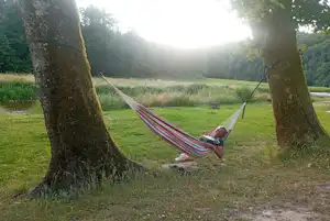 Camping Saint Remacle - Camperin entspannt in einer Hängematte auf dem Campingplatz