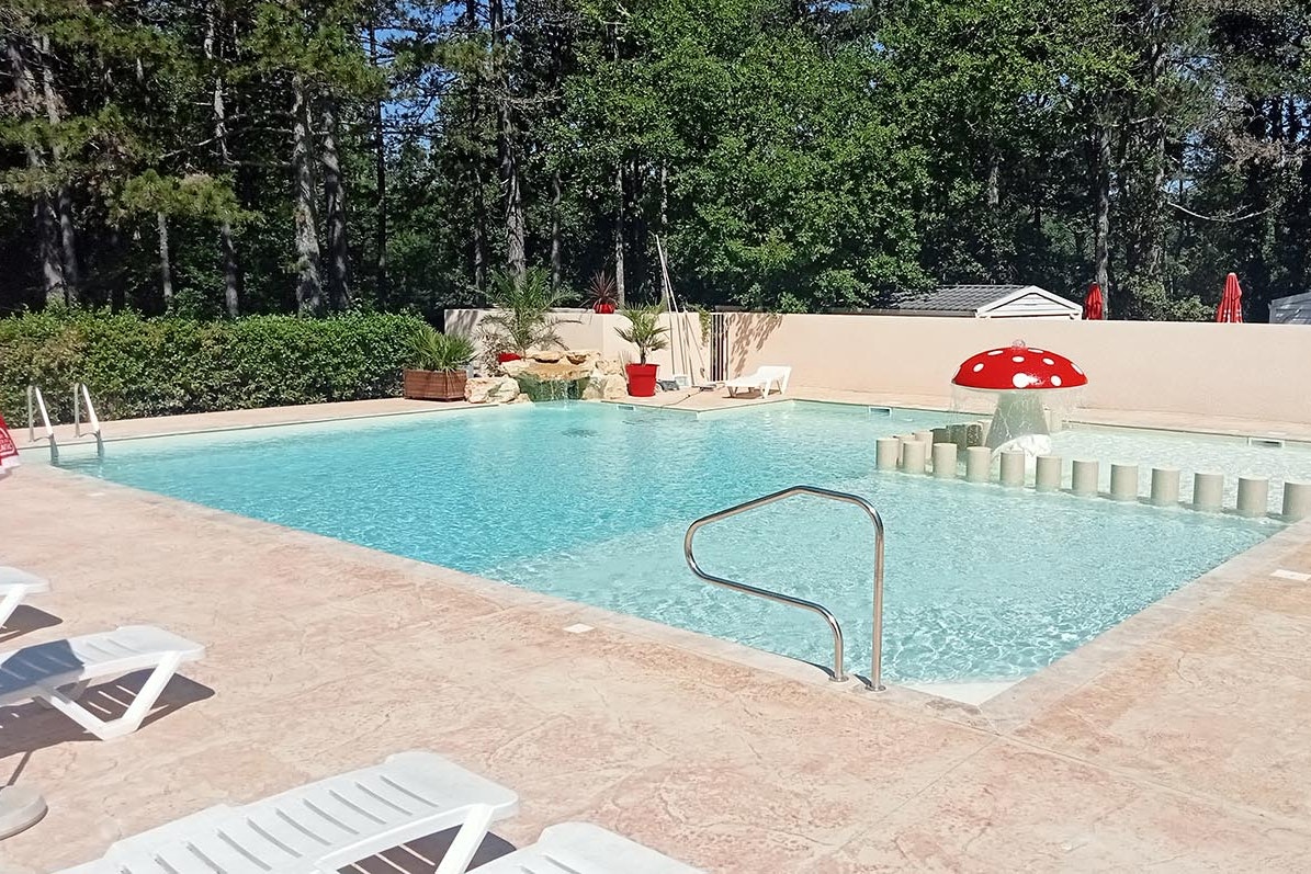 Camping Saint Sauvayre - Pool auf dem Campingplatz