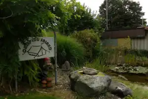 Camping Saland - Einfahrt vom Campingplatz mit Teich