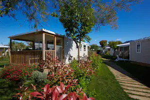 Camping Salatà - Mobilheim vom Campingplatz mit Veranda im Grünen