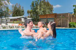 Camping Salatà - Camper im Pool vom Campingplatz
