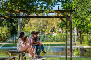 Camping Salatà - Familie am Ufer vom Fluss des Campingplatzes